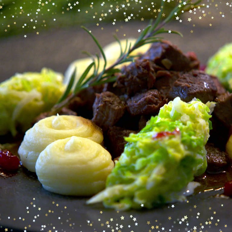 Festliches Menü, die Hauptspeise klassisch und regional: Rehragout mit Kartoffelpüree, Rahmwirsing und Preiselbeeren (Foto: SWR)