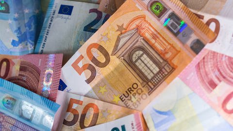 Mehrere Euro-Banknoten liegen auf einem Tisch. (Foto: dpa Bildfunk, picture alliance/dpa/dpa-Zentralbild | Monika Skolimowska)