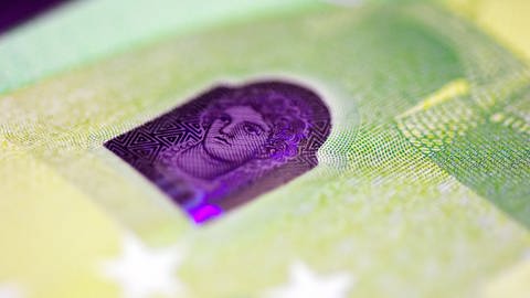 Das sogenannte "Porträt-Hologramm" auf der Rückseite einer 100-Euro-Banknote. (Foto: dpa Bildfunk, picture alliance/dpa | Esma Cakir)