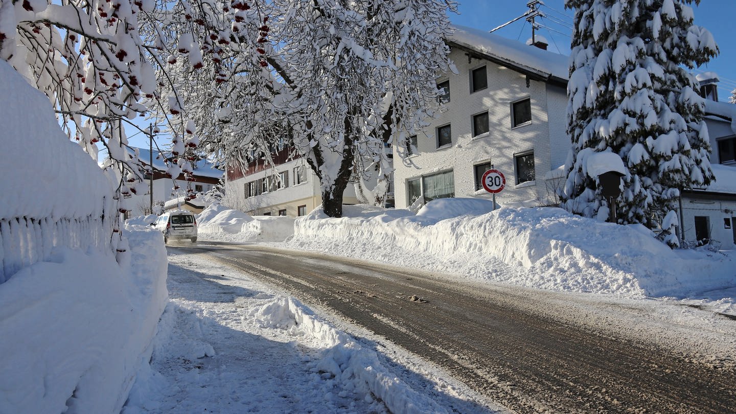 Bei Schnee auf dem Bürgersteig die Bäume schonen: Streusalz verboten –