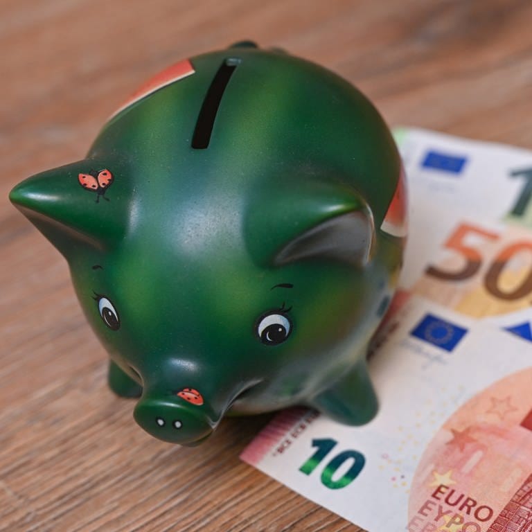 Regelmäßiges Sparen ist ein Schlüssel, um für das Alter vorzusorgen.  (Foto: dpa Bildfunk, https://www.finanztip.de/gesetzliche-rentenversicherung/rentenpunkte-kaufen/)