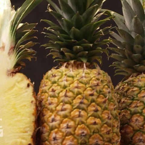 Zwei ganze und eine halbe Ananas (Foto: SWR)