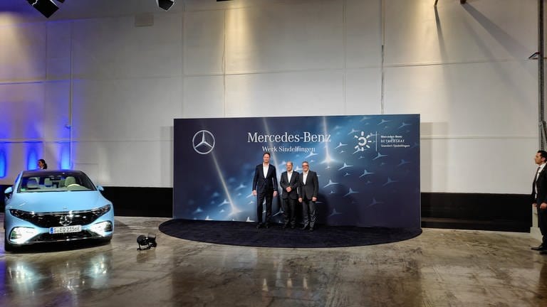 Bundeskanzler Olaf Scholz im März 2023 bei Mercedes-Benz in Sindelfingen. Eingerahmt von Ola Källenius (l), Vorstandsvorsitzender Mercedes-Benz Group AG, und Ergun Lümali (r), Gesamtbetriebsratsvorsitzender der Mercedes-Benz AG. (Foto: SWR)