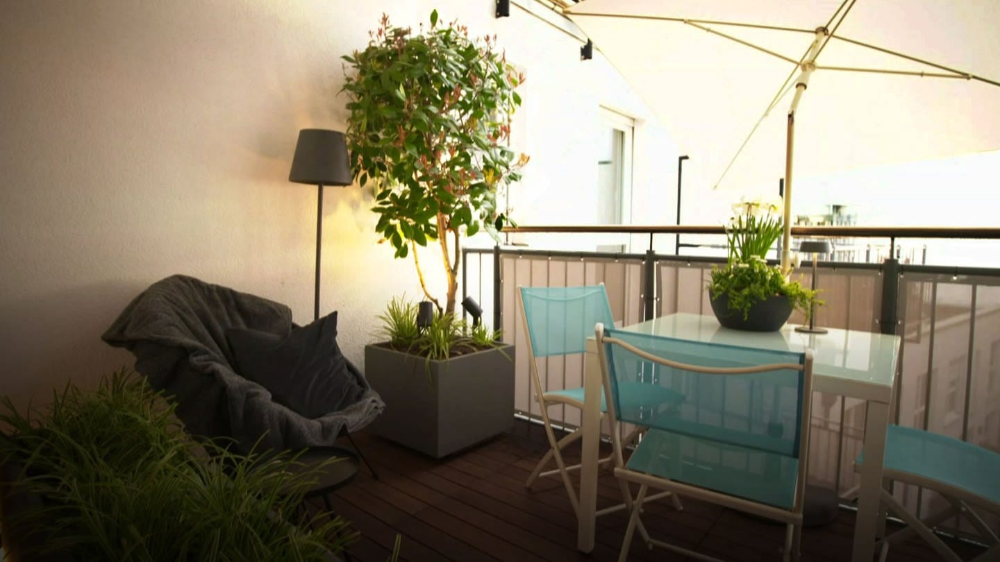 Ein Makeover mit neuen Pflanzen, Lampen und Möbeln auf dem Balkon. (Foto: WDR)
