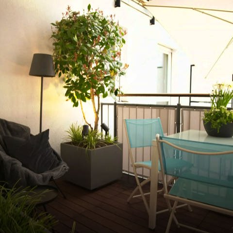 Ein Makeover mit neuen Pflanzen, Lampen und Möbeln auf dem Balkon. (Foto: WDR)