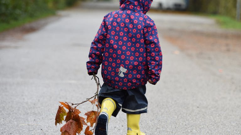 Regenkleidung gerade für Kinder sollte frei von schädlichen Chemikalien sein. (Foto: dpa Bildfunk, picture alliance / dpa | Patrick Seeger)