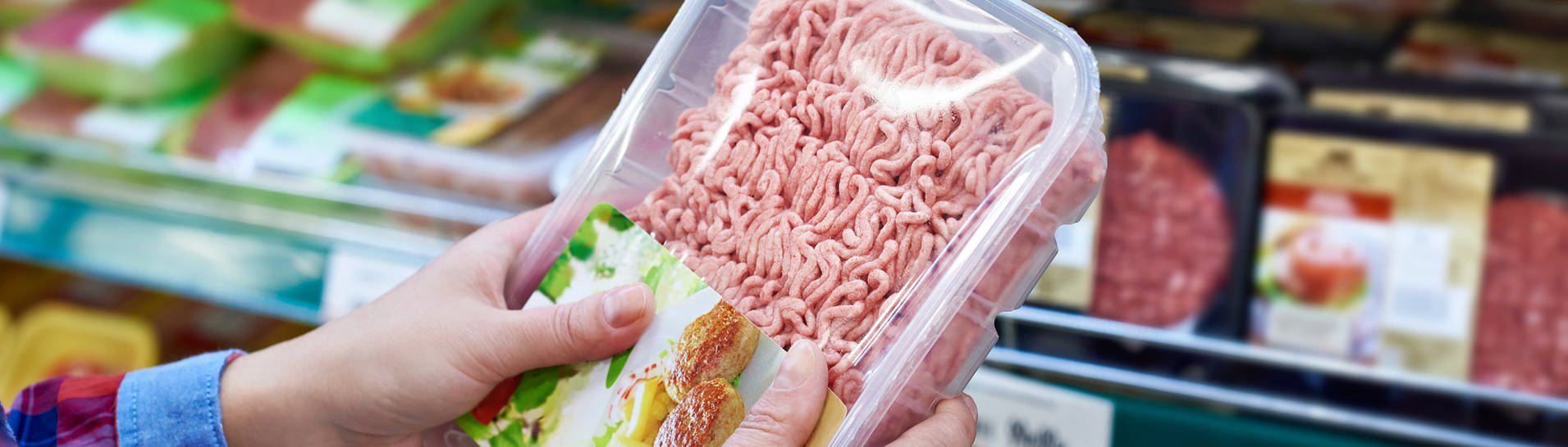 Verpacktes Hackfleisch im Supermarktregal: Wie kann mann erkennen, wo das verarbeitete Tier eigentlich geschlachtet wurde?