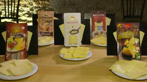Vier verschiedene Käsesorten unter der Lupe. Zwei aus dem Discounter und drei höherpreisige Sorten. (Foto: SWR)
