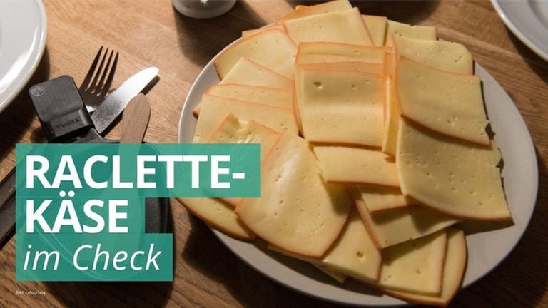 Auf einem Tisch steht ein Teller mit Raclettekäse. Worauf sollte man beim Käsekauf achten?