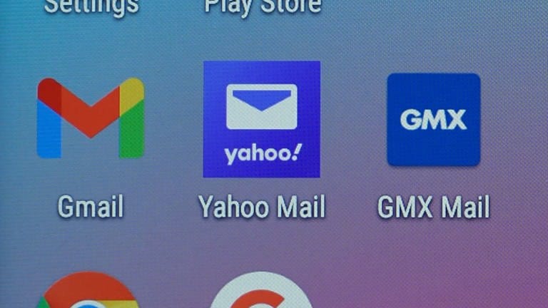 Auf einem Smartphone-Bildschirm sind viele Apps zu sehen, auch einige E-Mail-Apps um von den E-Mail-Konten E-Mails abzurufen.