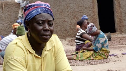 Frauen in Ghana sitzen mit Shea-Nüssen auf dem Boden vor einer Hütte. Wie nachhaltig wirtschaftet Nivea? 