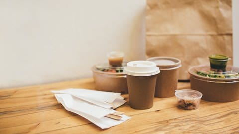 Papier-Einwegverpackungen (Kaffeebecher, Salatschüssel)
