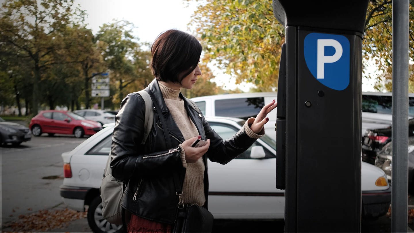 Frau steht vor einem Parkscheinautomat. Probleme mit KI-Parkkontrollen - Autofahrer sollen zahlen (Foto: Colourbox, Skrypko levgen)