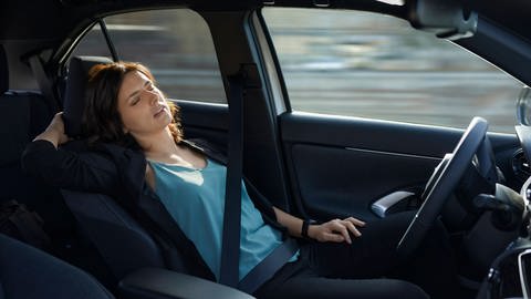 Frau schläft am Lenkrad bei  Fahren (Foto: IMAGO, IMAGO Bildnummer: 0148592973)