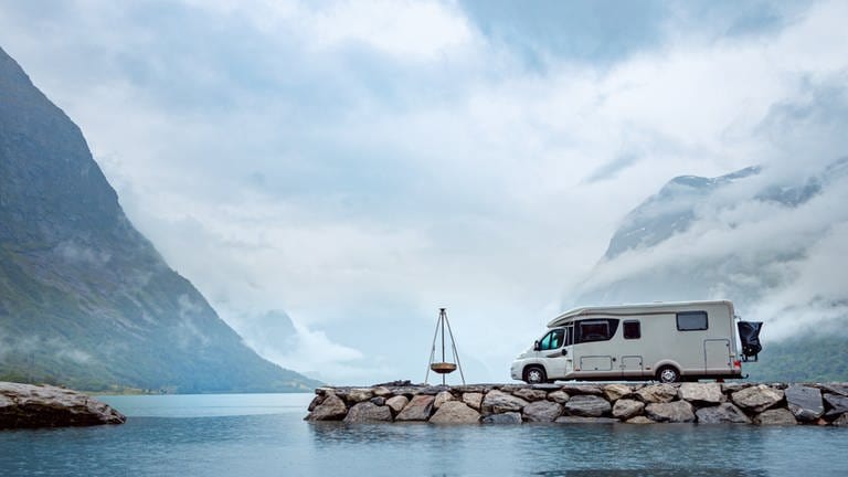 Campingmobil an einen Fjord in Norwegen