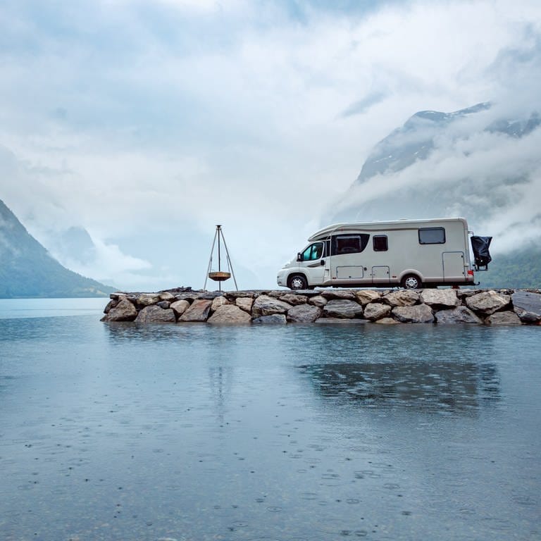 Campingmobil an einen Fjord in Norwegen