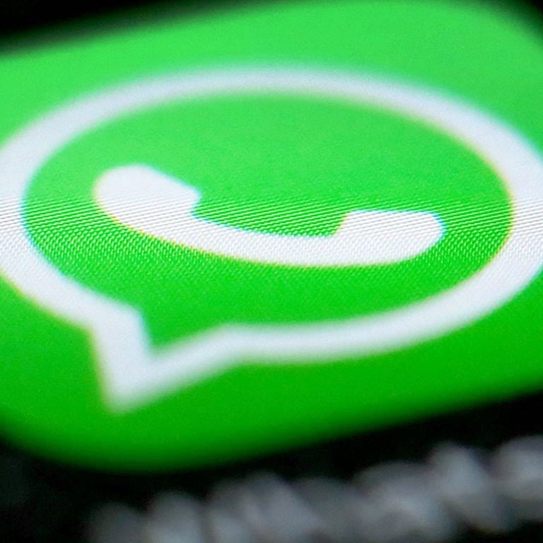Das Logo der Messenger-App WhatsApp ist auf dem Display eines Smartphones zu sehen. (Foto: dpa Bildfunk, picture alliance / Martin Gerten/dpa)