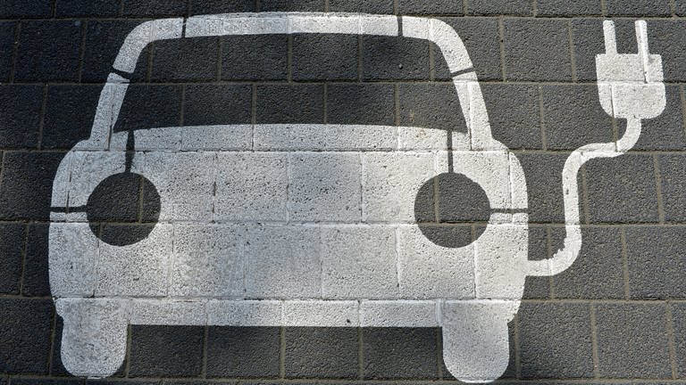 Auto mit Stecker auf Straße gemalt