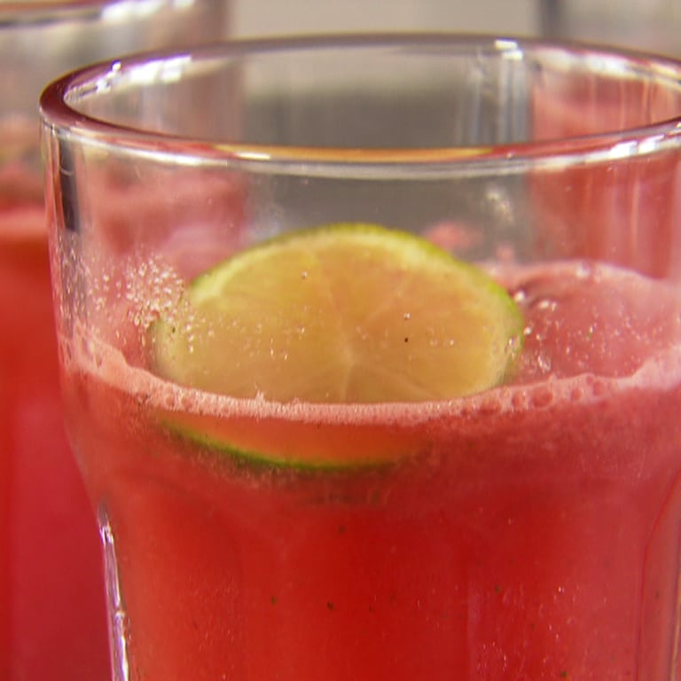 Hellrotes Getränk mit Limettenscheibe in Glas. Für dieses gesunde Smoothie Rezept braucht man Wassermelone, Apfelschorle, Zitrone oder Limette und Minze (Foto: SWR)