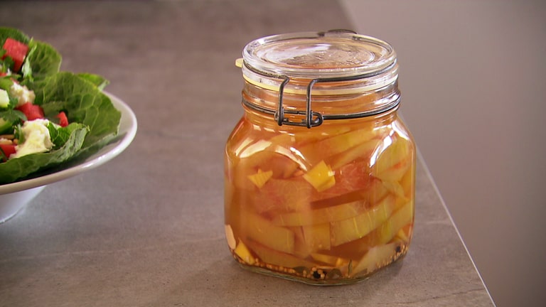 Gelbe Stückchen in orangefarbenem, klaren Sud mit Senfkörnern in Weckglas. Auch Melonenschalen sind essbar: Hier ein Rezept zum Einlegen. (Foto: SWR)