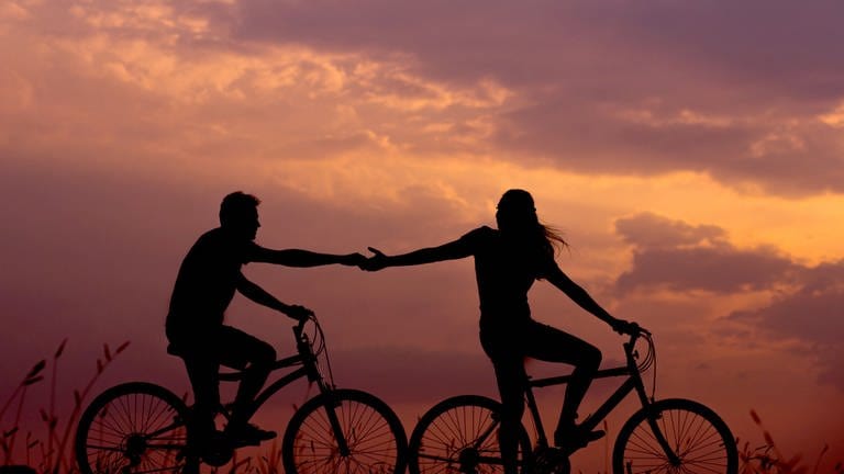 Zwei Radfahrer im Sonnenuntergang
