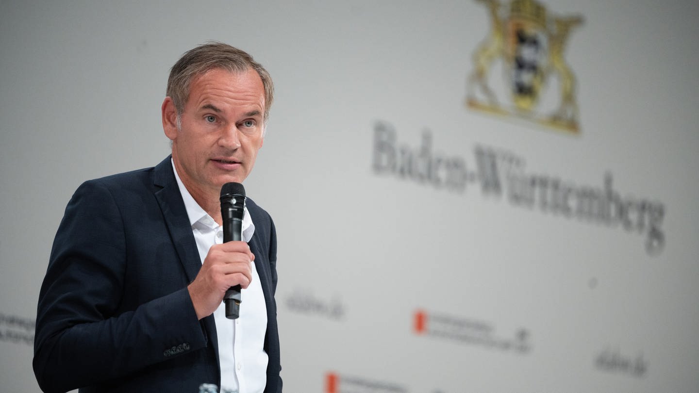 Oliver Blume, Vorstandsvorsitzender der Porsche AG, spricht während der Präsentation der Zwischenbilanz zum 