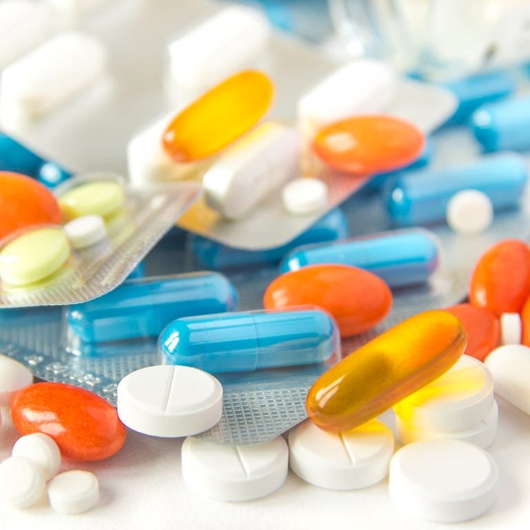 Mehrere verschiedene Pillen auf einem Tisch. Aufpassen bei Schmerzmitteln! Sie können Nebenwirkungen verursachen. Ibuflam, Voltaren, ASS, Diclofenac, Thomapyrin  (Foto: Colourbox, #228088)