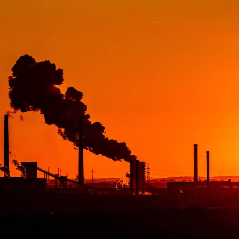 Sonnenuntergang über einem Stahlwerk (Foto: dpa Bildfunk, picture alliance/dpa | Marcel Kusch)