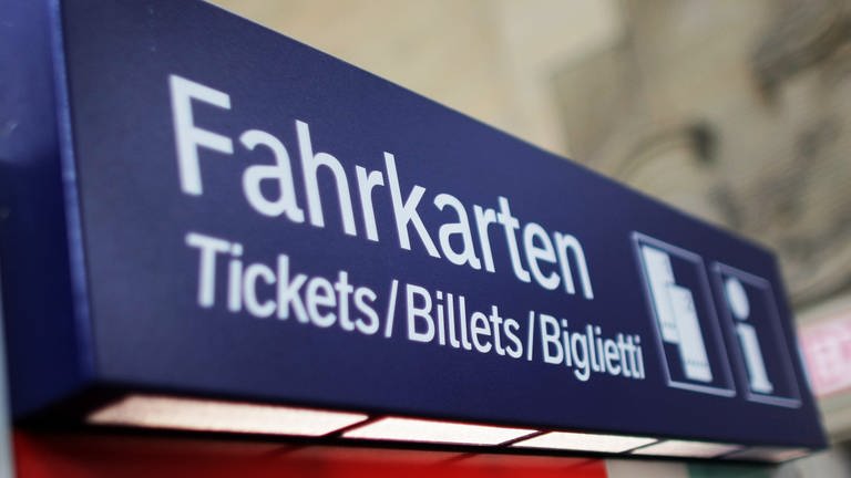 An der Oberseite eines Fahrkartenautomaten der Bahn steht das Wort "Fahrkarte".