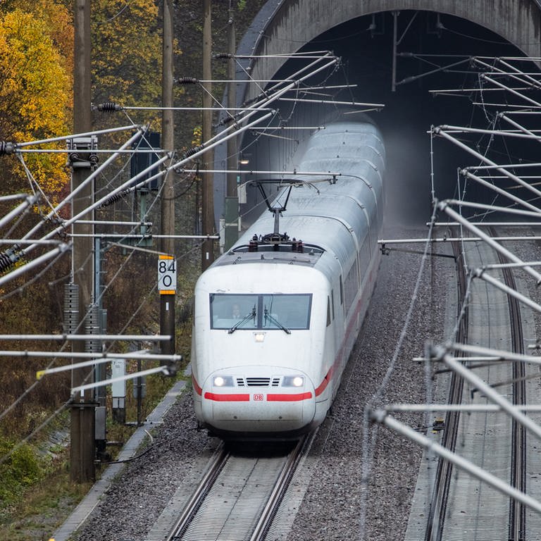 Bahnfahrer können sich ab dem Fahrplanwechsel auf neue Verbindungen und Züge freuen. (Foto: dpa Bildfunk, picture alliance/dpa | Christoph Schmidt)
