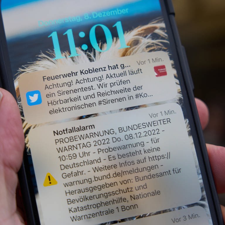 Katastrophenschutz warnt per Textnachricht: Eine Nachricht über Cell Broadcast ist am bundesweiten Warntag, 08.12.2022, auf einem Smartphone zu sehen. (Foto: dpa Bildfunk, picture alliance/dpa | Thomas Frey)