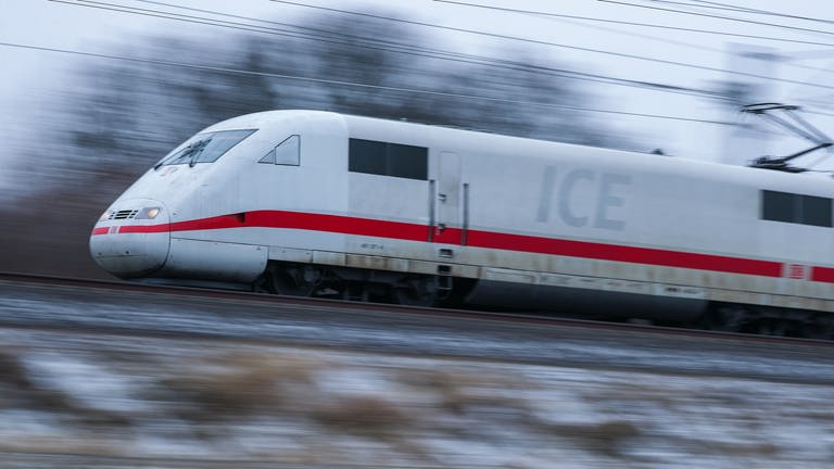 Ein ICE 1 (ICE 1008 München - Berlin) fährt auf freier Strecke. (Foto: dpa Bildfunk, picture alliance/dpa/dpa-Zentralbild | Jan Woitas)