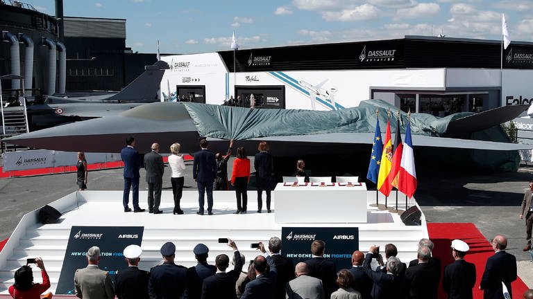 Ein Modell eines der zukünftigen europäischen Kampfjets wird enthüllt, Teil des milliardenschweren Rüstungsvorhabens und europäischen Luftkampfsystems FCAS, an dem auch deutsche Rüstungsfirmen wie Airbus mitarbeiten.