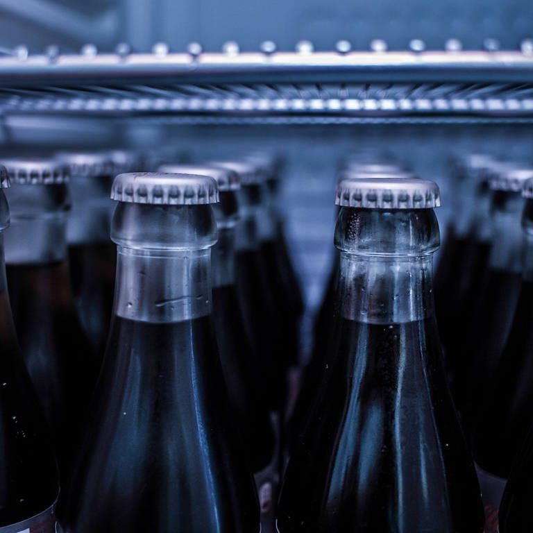 Coca-Cola-Flaschenhälse im Kühlschrank