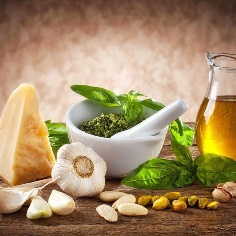 Zutaten für Pesto Genovese: Basilikum, Olivenöl, Pinienkerne, Knoblauch, Parmesan