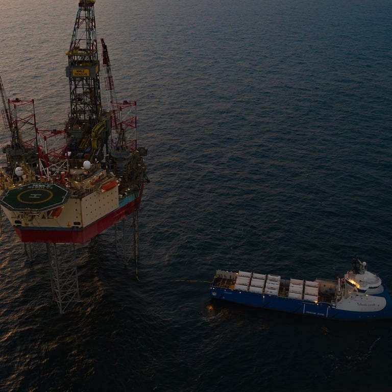 CO2-Einspeicherung in dänischer Nordsee: Flüssiges CO2 wird von einem Schiff auf die Offshore-Plattform Nini-West verladen. Von dort wird es in das ausgeförderte Ölfeld eingespeist. (Foto: dpa Bildfunk, picture alliance/dpa/INEOS Energy | FJ-MCAULEY)