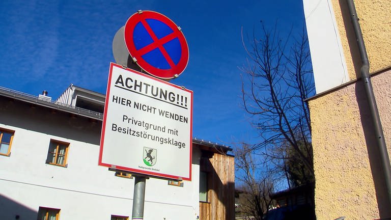 Warnung auf einem Straßenschild in Österreich: "Achtung!!! Hier nicht wenden. Privatgrundstück mit Besitzstörungsklage." Privatgelände mit dem Auto zu überfahren, kann hier teuer werden.