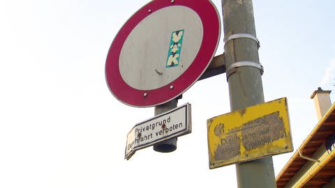 Ein Warnschild in Österreich: Privatgrund, Durchfahrt verboten. Besitzstörung kann für Autofahrer hier Unterlassungsklagen nach sich ziehen und sehr teuer werden.