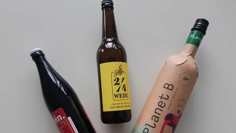 Wein in den bekannten Pfandflaschen für Bier inklusive Kronkorken oder Wein im Kunststoffschlauch in der Papierverpackung - die ökologische Zukunft? (Foto: SWR)