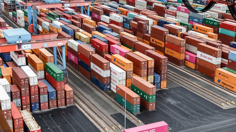 Container stehen im Containerterminal Altenwerder auf einer Abstellfläche. Ein Zusammenschluss von 130 Organisationen hat Abgeordneten der Europäischen Volkspartei (EVP) vorgeworfen, das geplante EU-Lieferkettengesetz wirkungslos machen zu wollen.