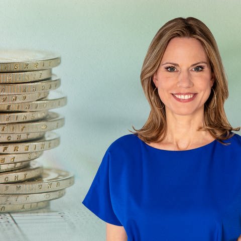 Marktcheck Moderatorin Hendrike Brenninkmeyer steht vor einem Bild auf dem ein Stapel mit Münzen zu sehen ist (Foto: Adobe Stock, SWR, Wolfilser)