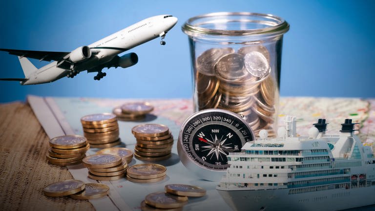 Flugzeug, Kompass, Kreuzfahrtschiff und ein Glas mit Münzen. So viel kostete die Pauschalreise am Ende wirklich (Foto: Adobe Stock, gopixa)
