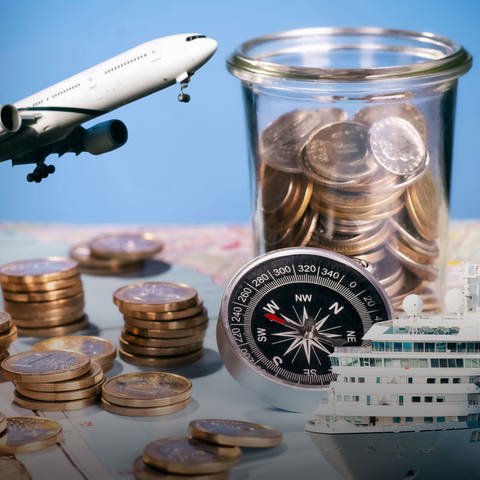 Flugzeug, Kompass, Kreuzfahrtschiff und ein Glas mit Münzen. So viel kostete die Pauschalreise am Ende wirklich (Foto: Adobe Stock, gopixa)
