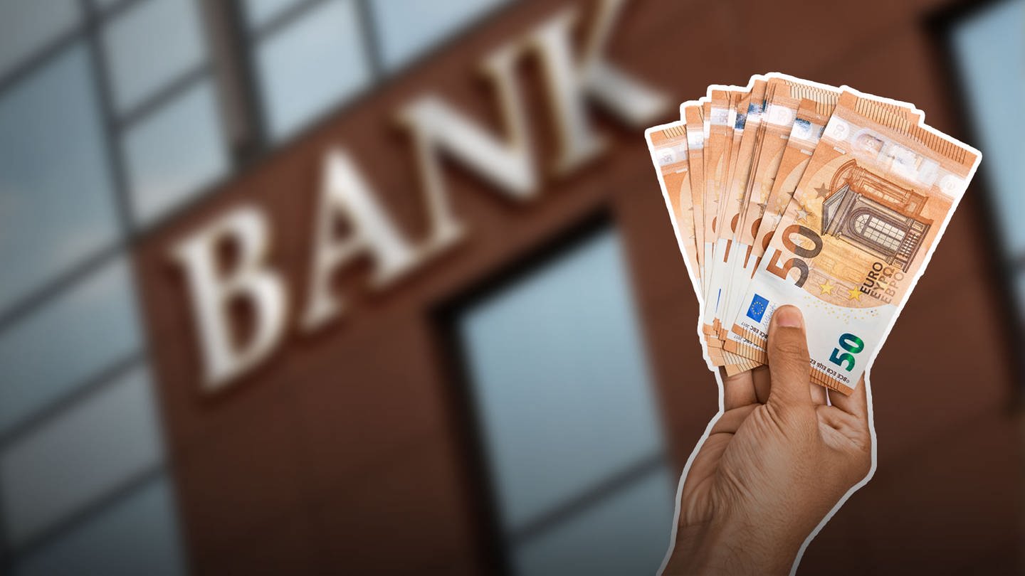 Bankgebäude im Hintergrund und eine Hand hält 50 Euro Scheine. Zinsvergleich – darauf sollten Sparer jetzt achten (Foto: Adobe Stock, Antonio, Krakenimages.com)