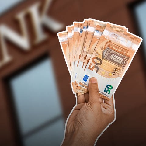 Bankgebäude im Hintergrund und eine Hand hält 50 Euro Scheine. Zinsvergleich – darauf sollten Sparer jetzt achten