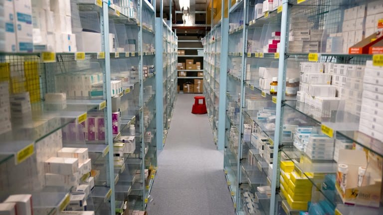 Verschiedene Medikamente sind beim Pharmagroßhändler Sanacorp in einem Lager zu sehen. Die Sanacorp Pharmahandel GmbH eines der größten deutschen Pharmagroßhandelsunternehmen. Im Mittelpunkt der Geschäftstätigkeit steht die Versorgung von Apotheken mit Arzneimitteln und Gesundheitsprodukten.