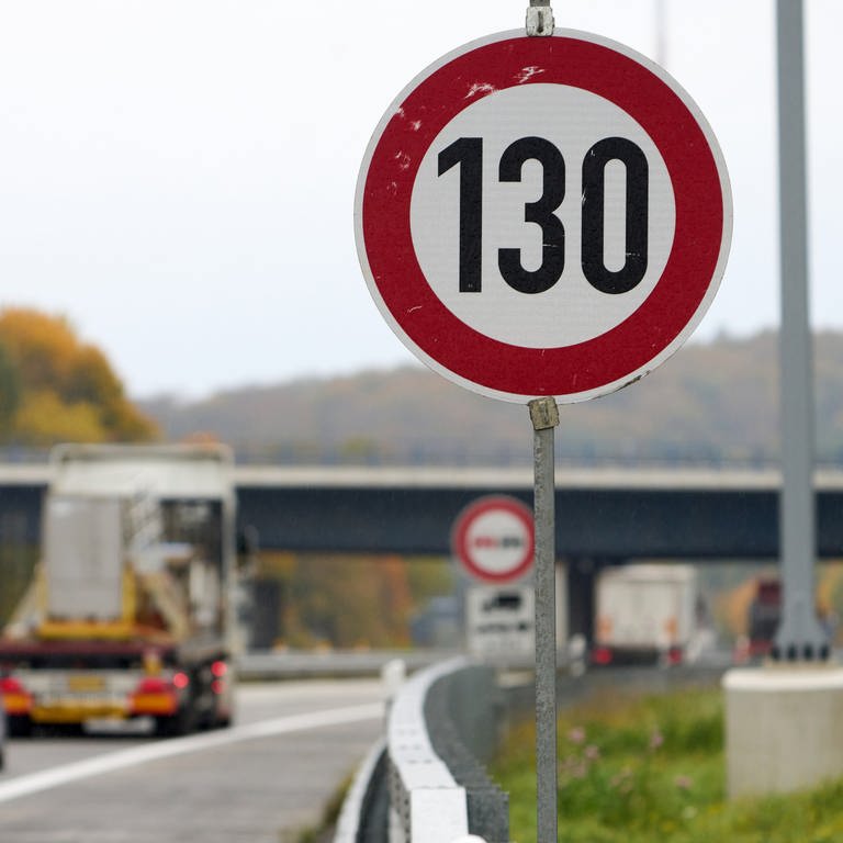 Ein Schild begrenzt das Tempo auf der Autobahn A61 auf 130 kmh.  (Foto: dpa Bildfunk, Picture Alliance)