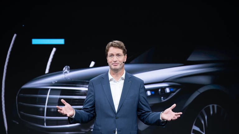 Ola Källenius, der Vorstandsvorsitzende der Daimler AG, hält eine Rede.