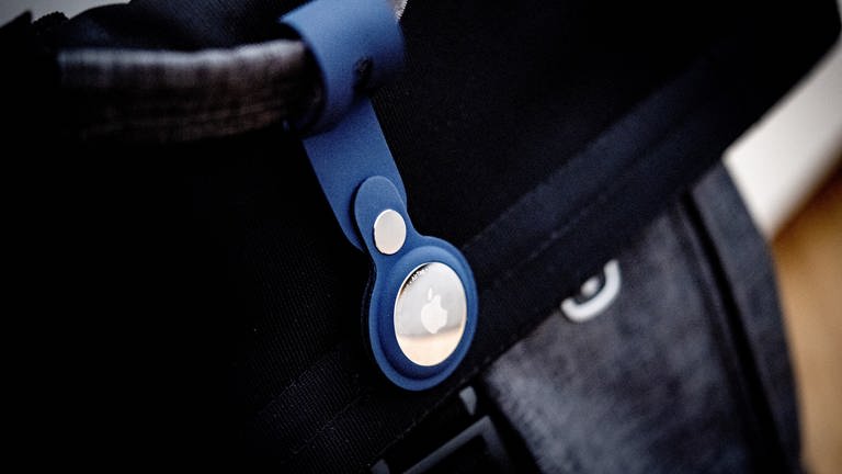 Appla AirTag hängt an einer Tasche. Was sind die Vorteile, Nachteile und Unterschiede von GPS-Trackern und Bluetooth-Trackern für Gepäck, Koffer, Fahrrad, Hund? (Foto: dpa Bildfunk, Picture Alliance)