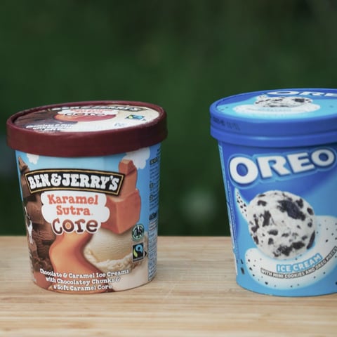 Auf einem Tisch stehen Eissorten verschiedener Eigenmarken und Markenprodukte: Oreo-Eis, Eis von Ben und Jerry´s und eine Bio-Vanille-Eiscreme.